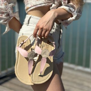 ☀️ Leto je tu v plnej sile a s ním aj horúčavy, ktoré si pýtajú jedno – maximálnu voľnosť pre chodidlá! Naše sandálky...